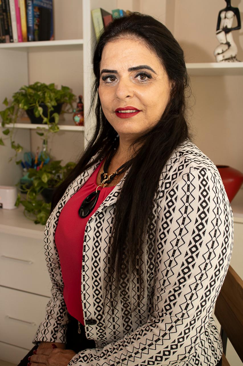 Dra. Ana Paula Santiago em seu escritório
